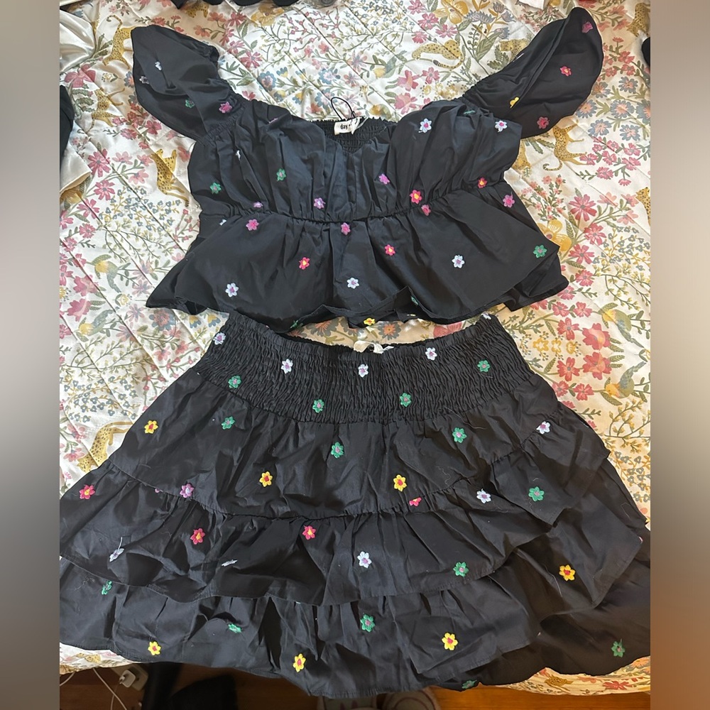 Day + Moon embroidered floral set in black, size medium. 🌸🌻🌼💐